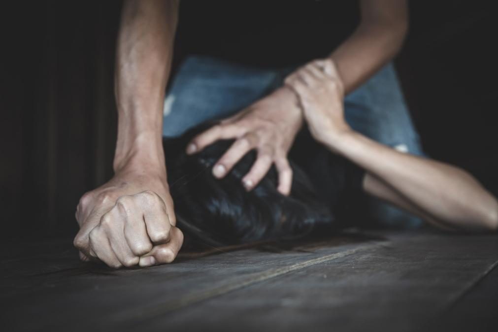 Homem detido por imobilizar companheira para que vizinho a violasse