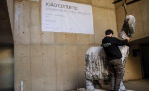 João Cutileiro homenageado em exposição que usa obras com pedra do escultor