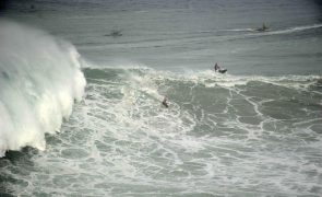 Márcio Freire, surfista de ondas gigantes, morre na Nazaré