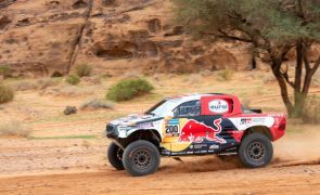 Nasser Al-Attiyah vence quinta etapa nos carros e aumenta liderança no Dakar