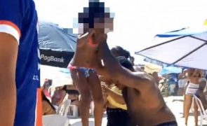 Pai espanca filhas após se perderem na praia [vídeo gráfico]