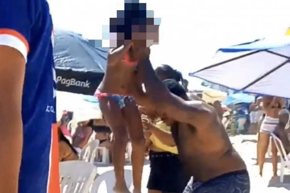 Pai espanca filhas após se perderem na praia [vídeo gráfico]