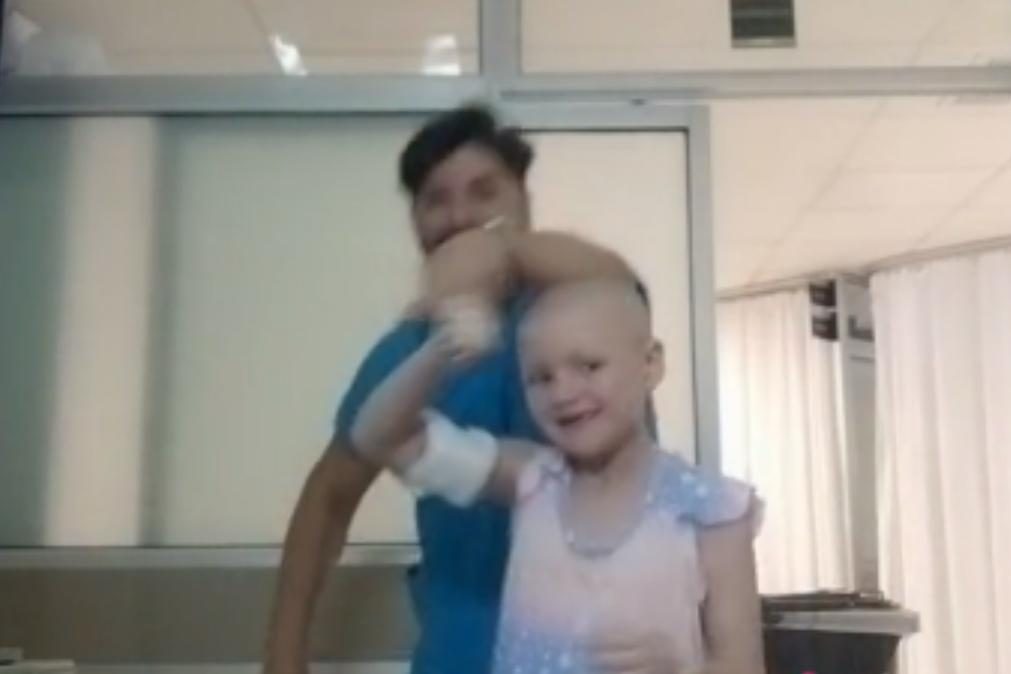 Menina de 6 anos derrota cancro e celebra com vídeo que está a correr o mundo