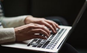 Vítima de cyberbullying descobre que responsável era... a mãe