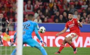 Benfica regressa às vitórias com golo de João Mário de penálti