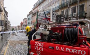 Chuva torrencial e areias das obras da Metro atormentaram baixa do Porto