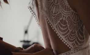 Vai casar em 2023? Veja os 6 modelos de vestido de noiva que são tendências do ano