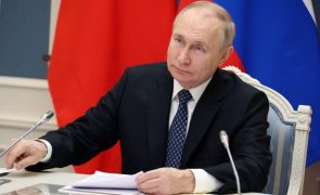 Sérvios-bósnios atribuem medalha de honra a Putin por amor patriótico