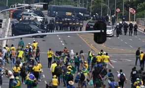 Jornalistas relatam agressões de 'bolsonaristas' que vandalizaram Brasília