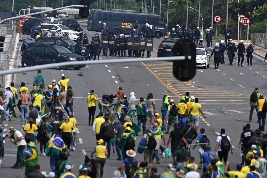 Jornalistas relatam agressões de 'bolsonaristas' que vandalizaram Brasília