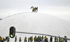Apoiantes de Bolsonaro roubam armas do palácio presidencial