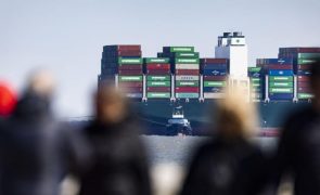 Navio foi desencalhado e tráfego do canal de Suez foi normalizado