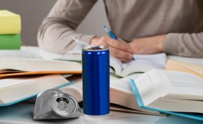 Nem imagina o mal que as bebidas energéticas fazem ao cabelo dos homens