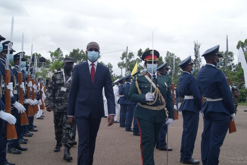 Ministro da Defesa de Moçambique alerta jovens para falsos empregos em Cabo Delgado