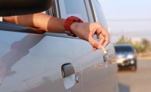 Multada em 1.700 euros por atirar cigarro pela janela do carro