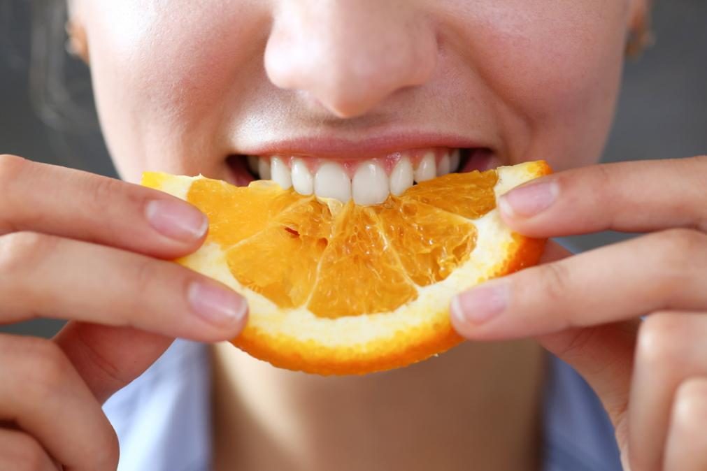 Descubra se ideia de comer laranja à noite é mesmo má