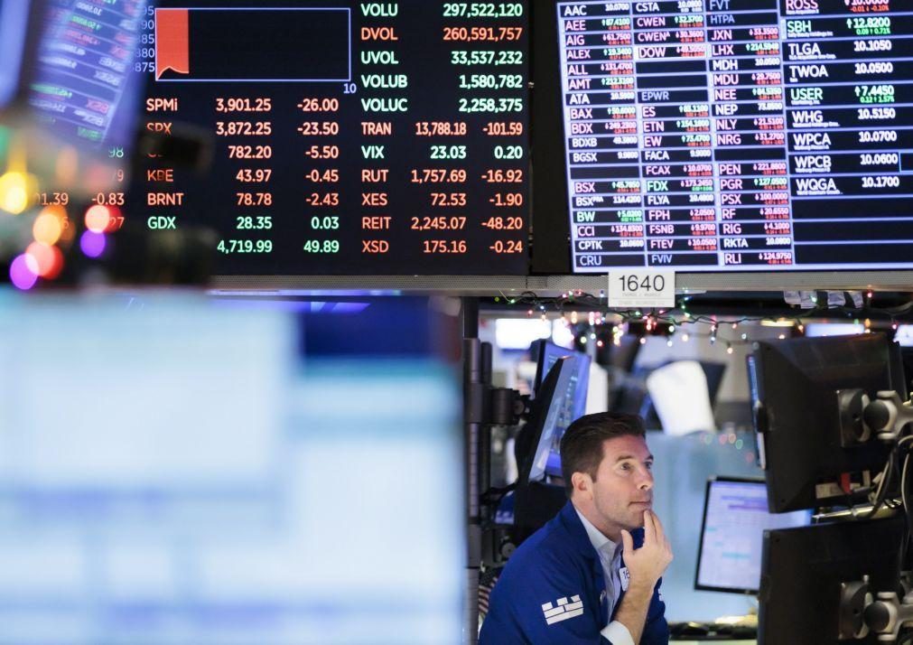 Wall Street segue em terreno misto atenta a sinais da Fed