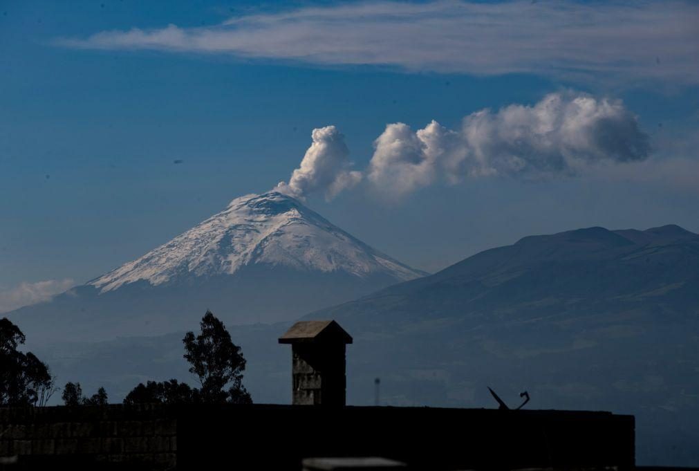 Vulcão no Equador lança nuvem de gás a mais de 1.400 metros acima da cratera