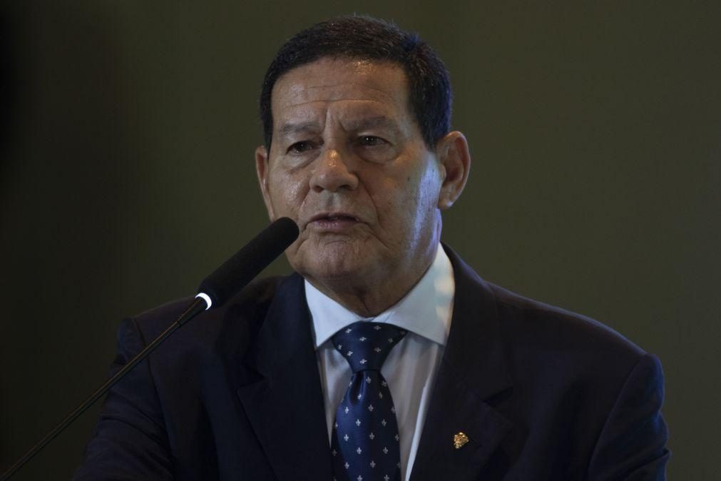 Vice de Bolsonaro acusa Governo de atuar de forma