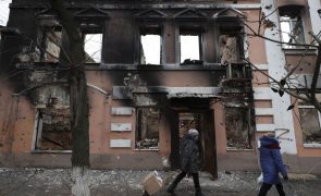 Kharkiv bombardeada pelos russos poucas horas depois da visita de ministra alemã