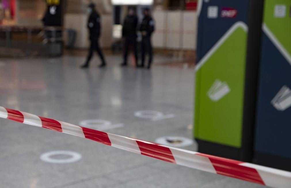 Seis pessoas esfaqueadas em estação de comboios de Paris, atacante alvejado