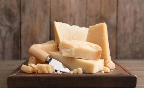 Pessoas chocadas com descoberta do processo de produção do queijo parmesão