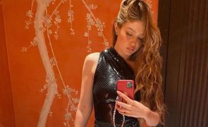 Gigi Hadid descalça e a comer hambúrguer após festa exclusiva