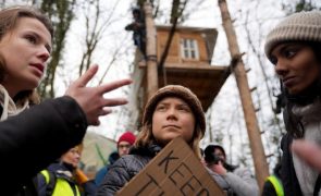 Greta Thunberg visita vila alemã que será demolida para expandir mina de carvão