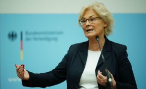 Ministra da Defesa alemã vai apresentar a demissão - media