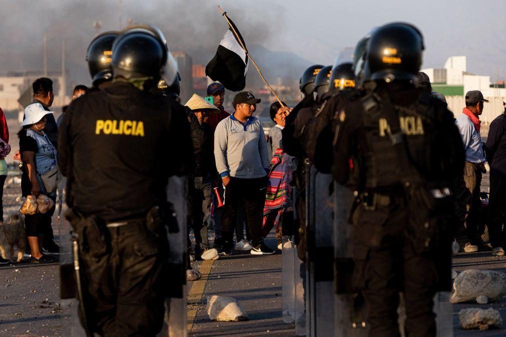 Presidente do Peru perde perdão por mortes em protestos mas recusa demitir-se