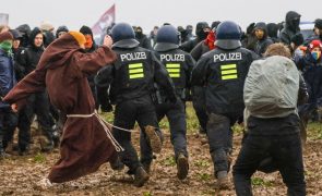 Manifestantes e polícias feridos em protesto contra expansão de mina na Alemanha