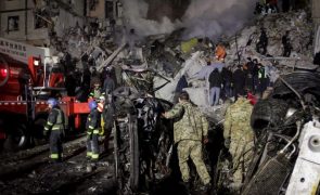 Sobe para 21 o número de mortos no ataque russo a um prédio no Dnipro