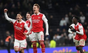 Arsenal vence dérbi contra Tottenham e lidera com oito pontos de vantagem