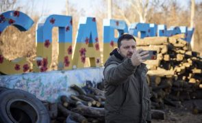 Zelensky impõe sanções a 198 personalidades da cultura e dos 'media' russos