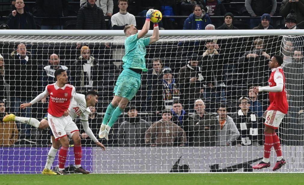 Adepto pontapeia guarda-redes do Arsenal após vitória em casa do Tottenham