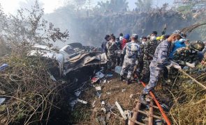 Buscas onde caiu avião no Nepal suspensas até segunda-feira após resgate de 69 corpos