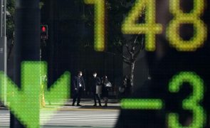 Bolsa de Tóquio fecha a perder 1,14%