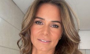 Cláudia Vieira mostra momentos ternurentos das duas filhas. 