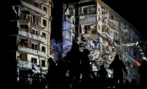 Sobe para 40 número de mortos em prédio atingido por míssil em Dnipro, Ucrânia
