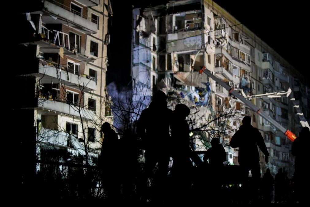 Sobe para 40 número de mortos em prédio atingido por míssil em Dnipro, Ucrânia