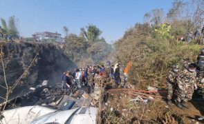 Corpos das vítimas de queda de avião no Nepal começam a ser devolvidos às famílias
