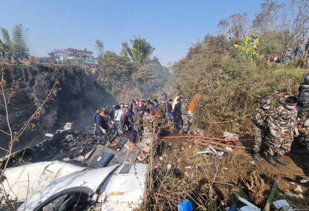 Corpos das vítimas de queda de avião no Nepal começam a ser devolvidos às famílias