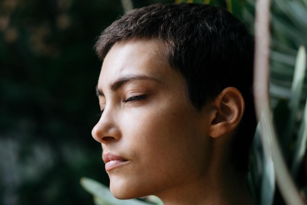 Respirar fundo ajuda mais a acabar com a ansiedade do que meditar