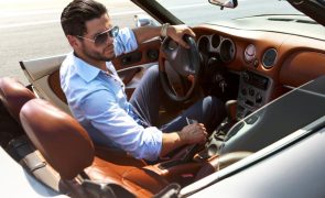 Descubra se existe uma relação entre homens de pénis pequeno e carros desportivos de luxo