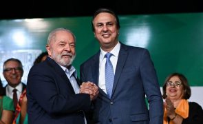 Brasil anuncia aumento de 15% de salário mínimo para professores