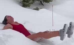 Sara Sampaio e o mergulho na neve que deixa o bumbum gelado: “Isto dói”