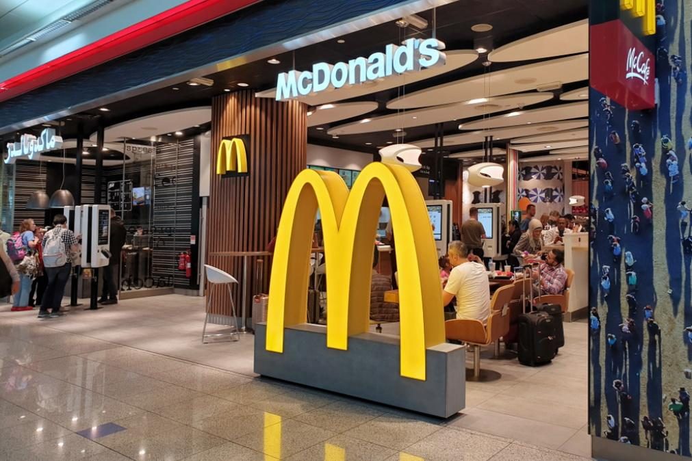 Vai almoçar ao McDonald's e sai com saco cheio de notas