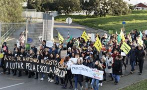 Dezenas de professores, alunos e auxiliares marcham no Seixal em defesa da escola pública
