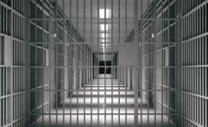 Condenada à morte por afogar dois homens morre engasgada