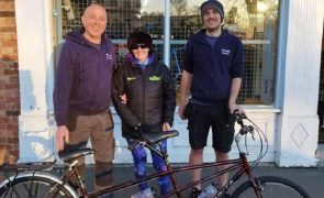 Donos de loja de bicicletas ajudam mulher cega a realizar sonho de voltar a pedalar